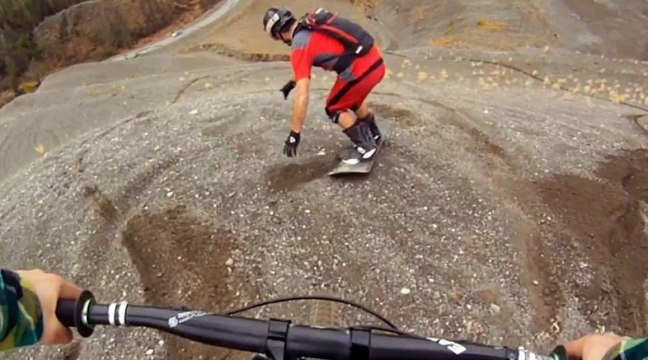 Caméra embarquée : VTT vs snowboard sur terre