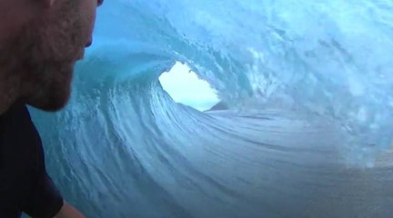 Prenez place dans le tube de Teahupoo avec Mark Mathews