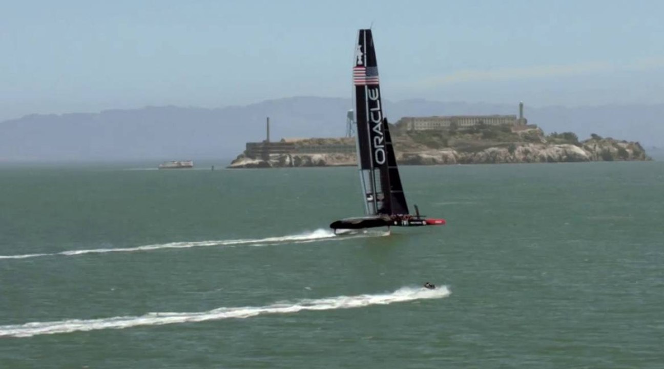 Quand Kai Lenny affronte le catamaran de l'équipe des Etats-Unis