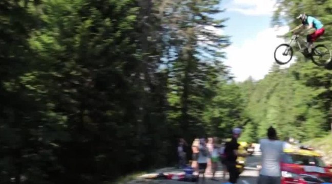 VTT : saut au-dessus du peloton du Tour de France en vidéo