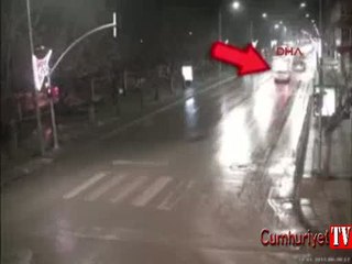 Otomobilin çarptığı genç o halde 1 kilometre aracın üzerinde gitti