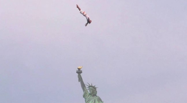 Orlando Duque aux côtés de la statue de la Liberté