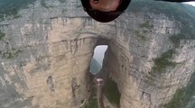 Voltige dans les caves de Tianmen Mountain avec Jeb Corliss