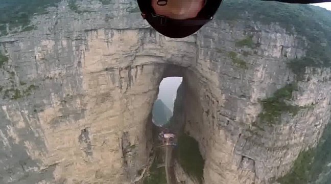 Voltige dans les caves de Tianmen Mountain avec Jeb Corliss