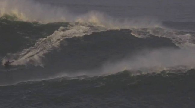 Vagues XXL à Nazaré : la vidéo de la chute de Maya Gabeira