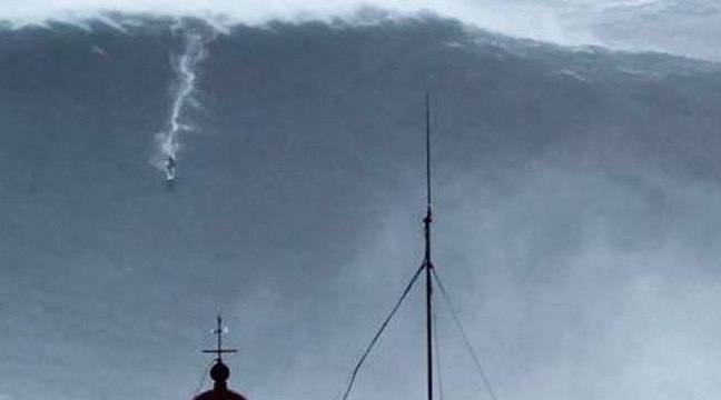 Le monstre surfé par Carlos Burle à Nazaré