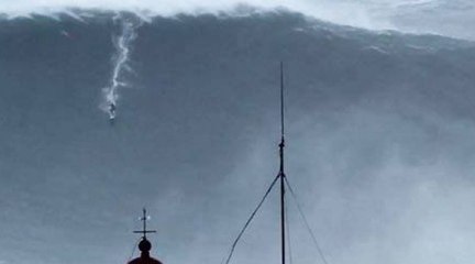 Le monstre surfé par Carlos Burle à Nazaré