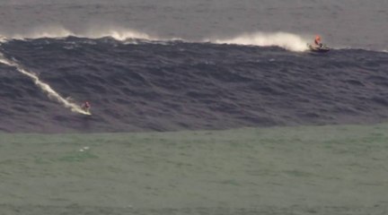 Justine Dupont bat le record de la plus grosse vague surfée en Europe par une fille