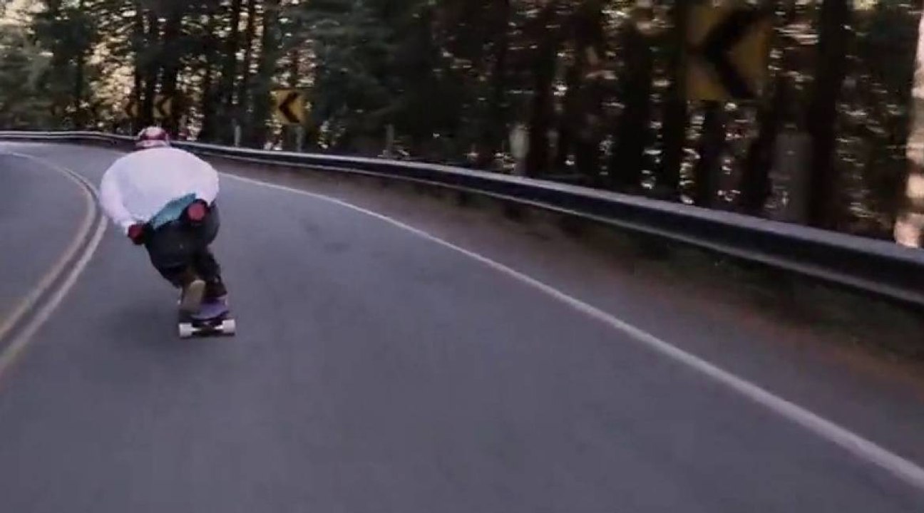 Une descente de longboard à pleine vitesse