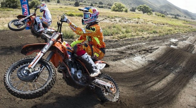 Une course de motocross sur ligne droite