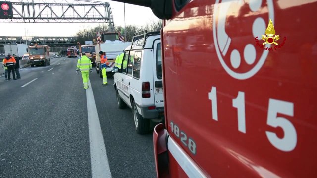 Bologna - Scontro sulla tangenziale, si ribalta autocisterna (27.01.15)