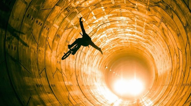 BMX dans le métro polonais avec Dawid Godziek