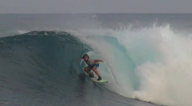 Surf avec les kids aux Iles Mentawaï