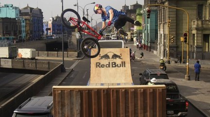Daniel Dhers ride sur un camion dans les embouteillages