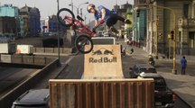 Daniel Dhers ride sur un camion dans les embouteillages