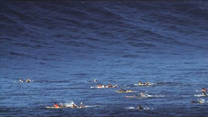 Des surfeurs avalés par une vague géante