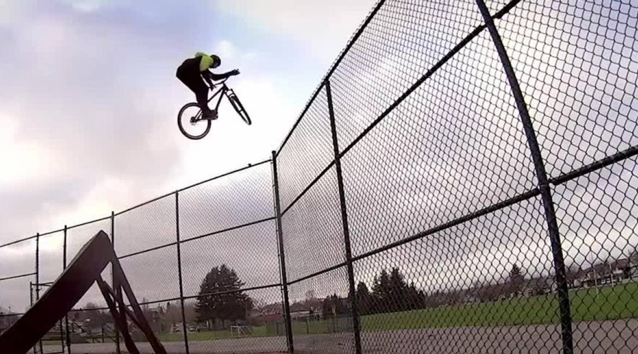 Brett Rheeder prend la ville pour son terrain de jeu dans "Airs and Alleys"