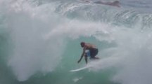 Kelly Slater claque un gros barrel à Snapper Rocks en freesurf