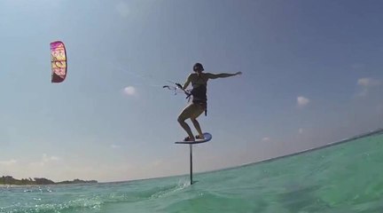 Des kitesurfeurs lévitent à la surface de l'eau