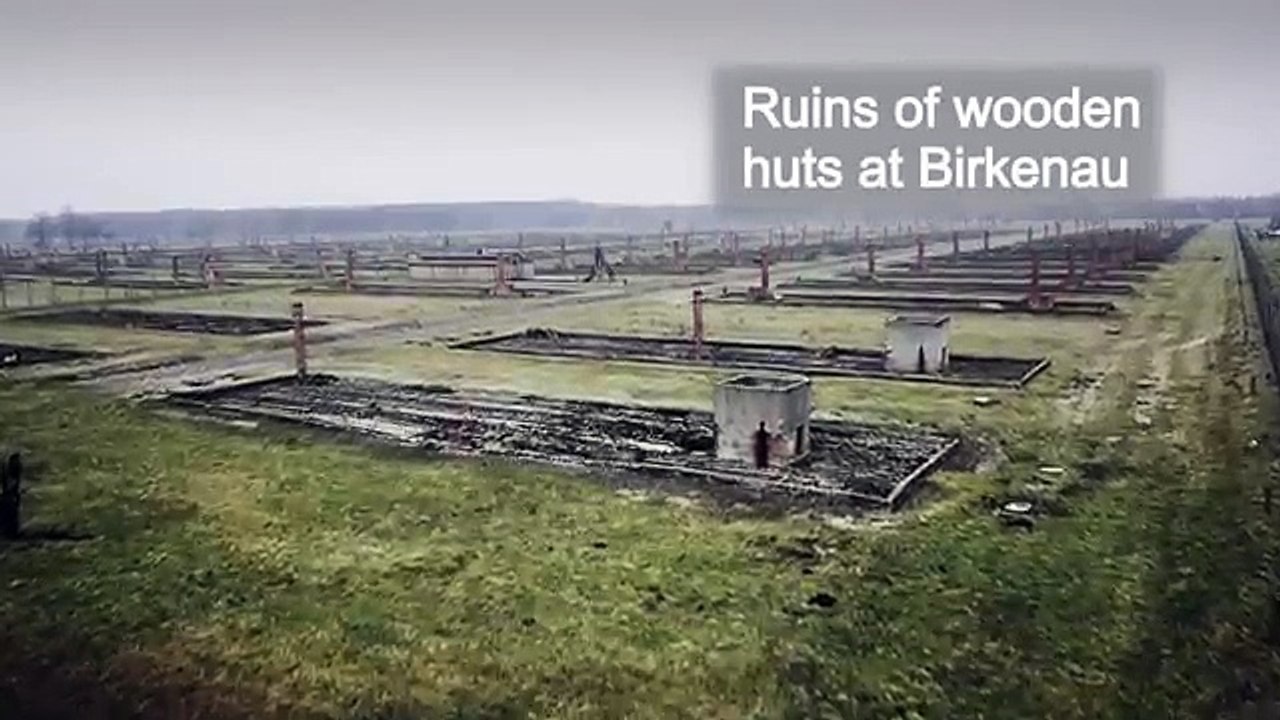 Un drone survole le camp de concentration d'Auschwitz-Birkenau