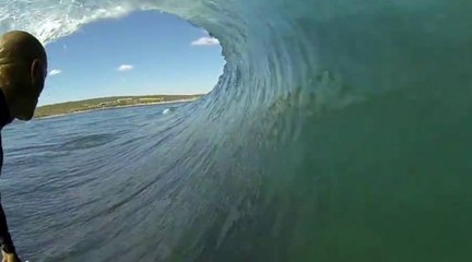 Kelly Slater surfe avec les dauphins à The Box