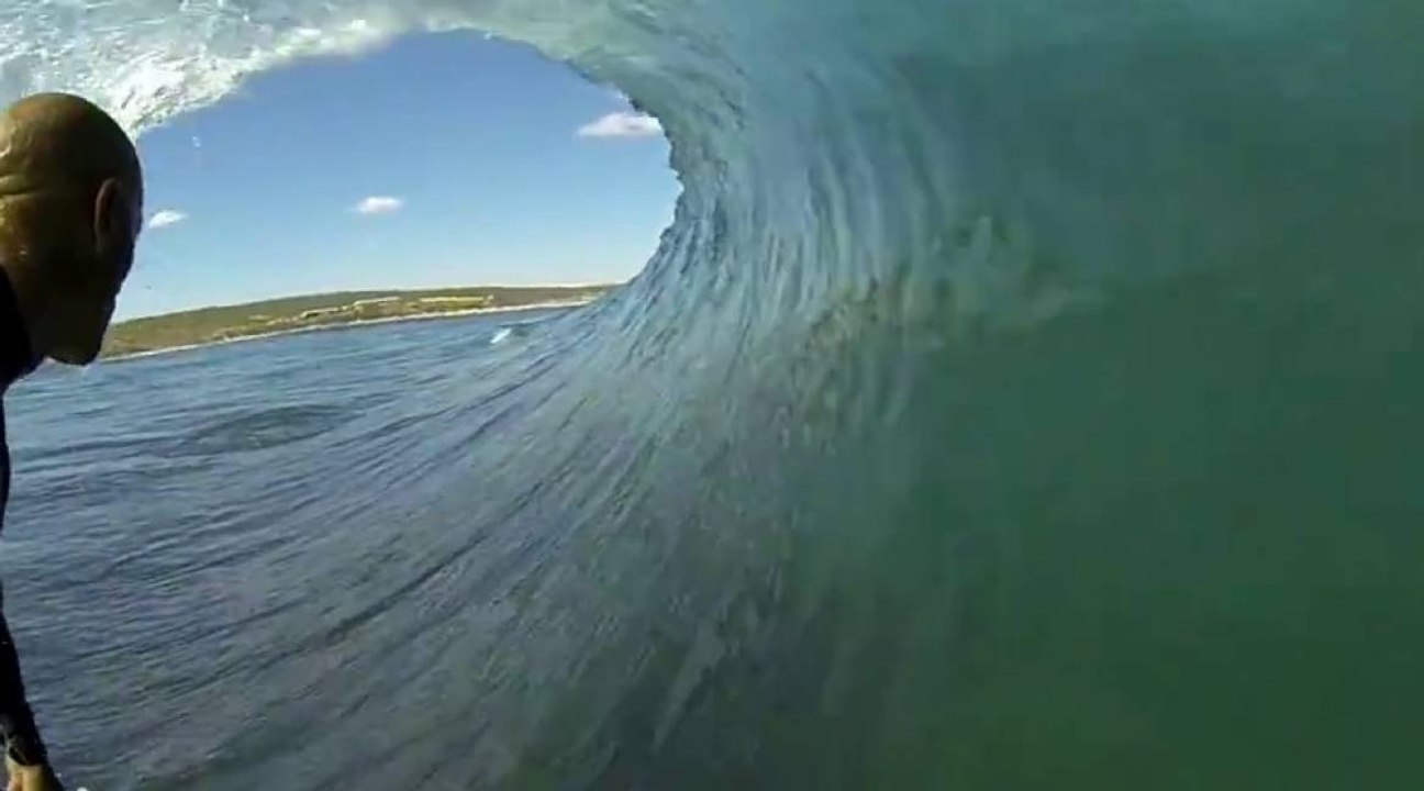 Kelly Slater surfe avec les dauphins à The Box