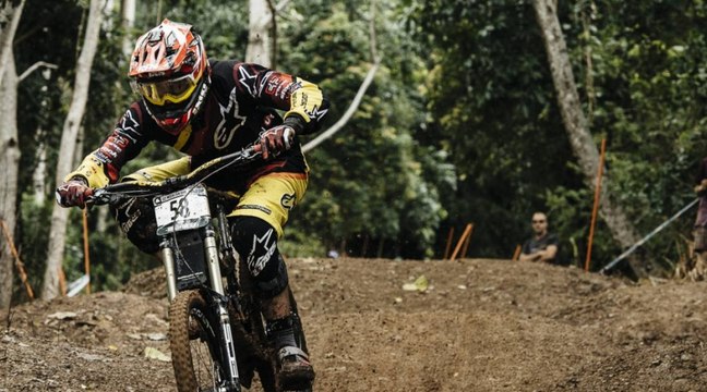 Coupe du Monde de descente : le résumé vidéo de l'étape de Cairns avec le team Hutchinson UR !