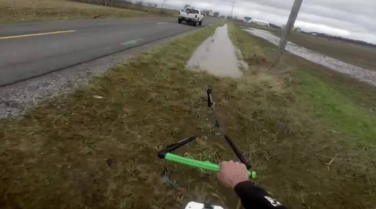 Chris Lamb wake sur des flaques d'eau