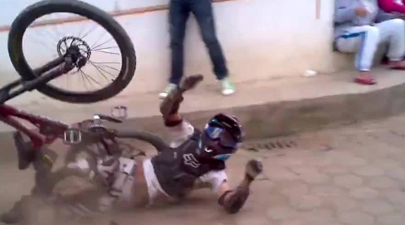Le dangereux crash d'un rider plusieurs mètres après la réception