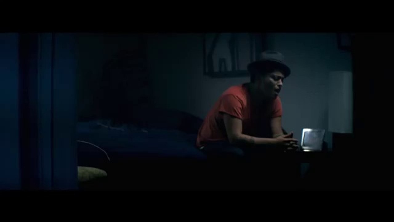 Bruno Mars - Grenade [OFFICIAL VIDEO]