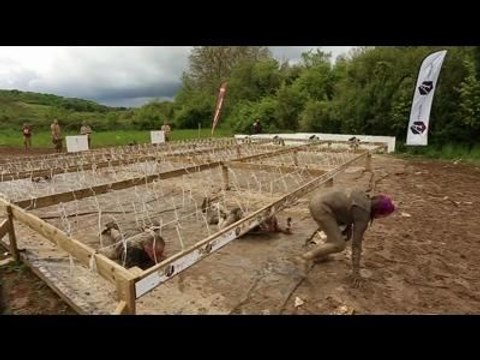 Adrénaline Shots : passage de l'obstacle de The Mud Day Paris du 10 mai 2014 de 17h30 à 17h44