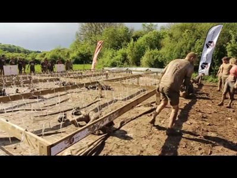 Adrénaline Shots : passage de l'obstacle de The Mud Day Paris du 11 mai 2014 de 17h30 à 17h44