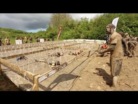 Adrénaline Shots : passage de l'obstacle de The Mud Day Paris du 11 mai 2014 de 12h45 à 13h
