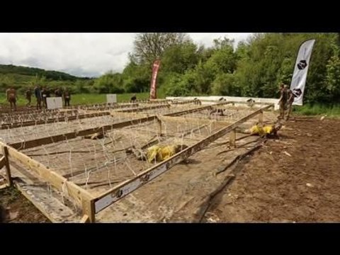 Adrénaline Shots : passage de l'obstacle de The Mud Day Paris du 10 mai 2014 de 16h30 à 16h44