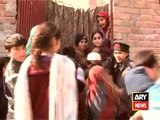 اپشاور میں سکول کے بچوں کو زیور تعلیم سے آراستہ کرنے کی بجائے سکولوں کی سیکورٹی پر مامور کردیا