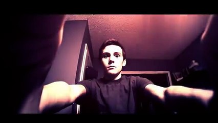 Un jeune homme bouge sa tête sur de la musique metalcore
