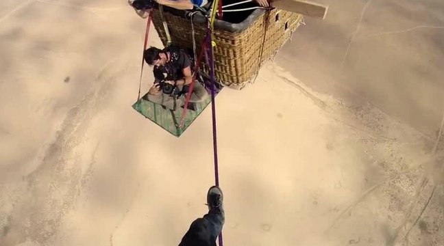 Il traverse sans attache, entre deux montgolfières, à près de 1 300 mètres de haut