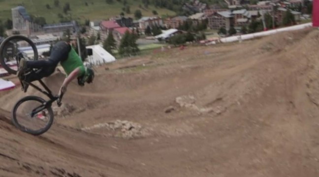 Nicholi Rogatkin chute lors des trainings du slopestyle des Crankworx Les 2 Alpes
