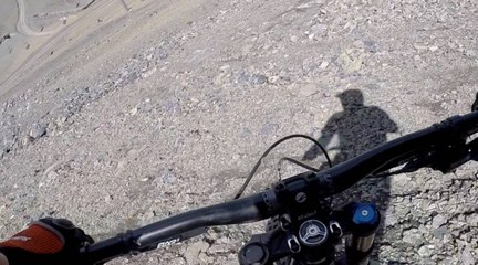 Il chute en VTT dans un pierrier