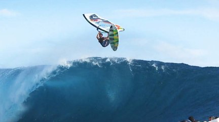 Camille Juban surfe Teahupoo en windsurf