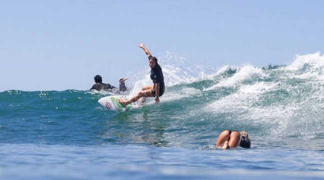 Pauline Ado, Alana Blanchard et Bethany Hamilton en tournée pour à Trestles