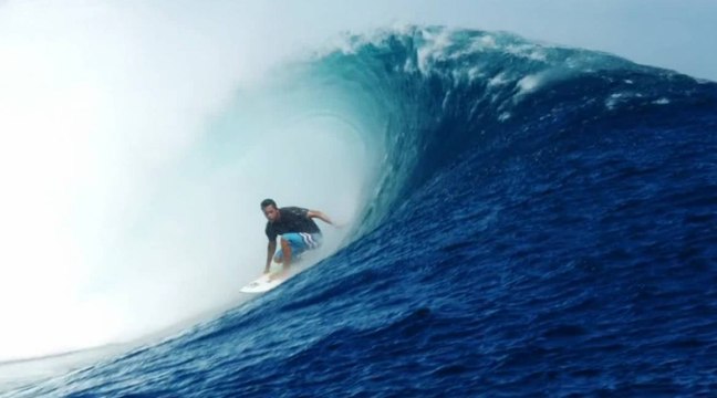 Why , Eli Olson dans les barrels entre Hawaï, Tahiti et l'Indonésie.
