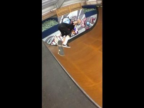 Aurélien Giraud skate à Woodward