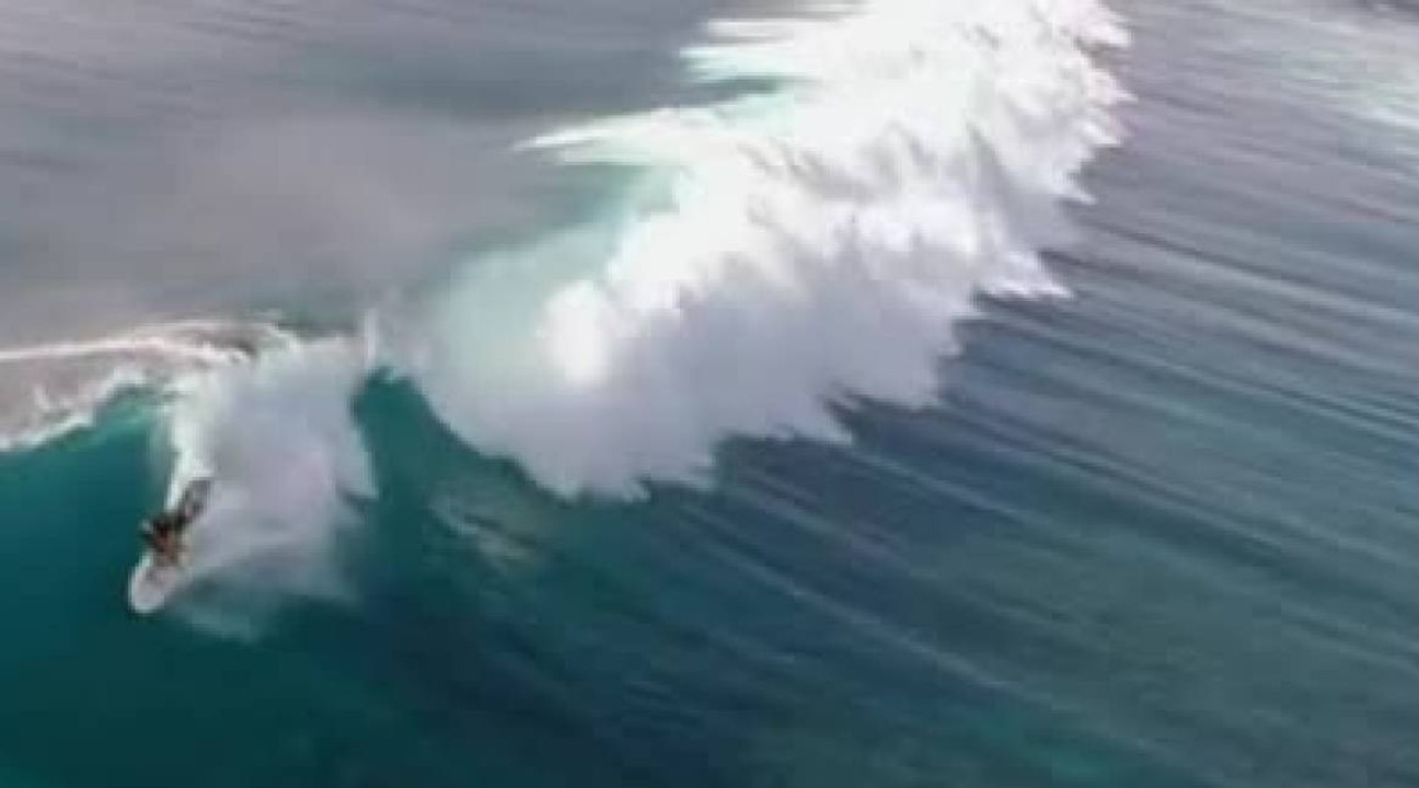 Grosse session surf sur les îles Mentawai