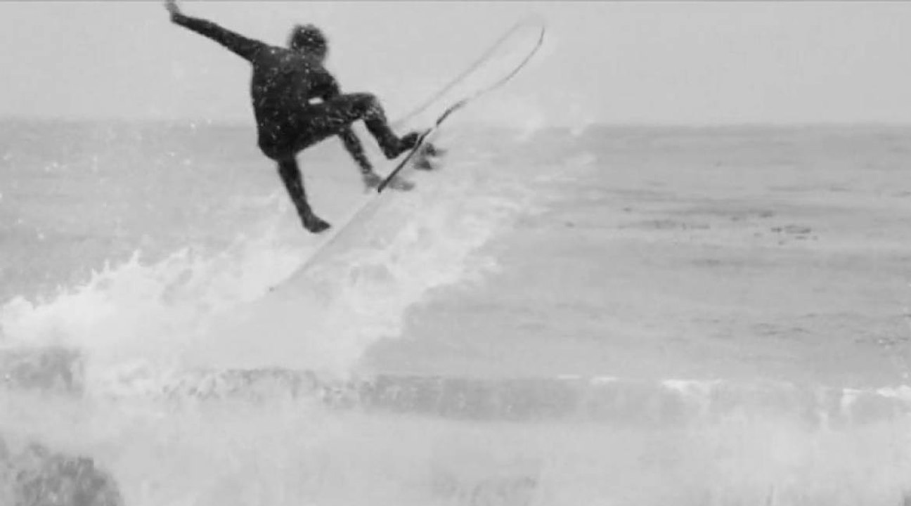 Nathaniel Curran nous présente son terrain de jeu dans un edit en noir et blanc