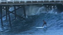 Ouragan Marie : Laird Hamilton shoote le pier de Malibu