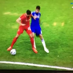 Diego Costa fue suspendido tres fechas por pisar a rival del Liverpool