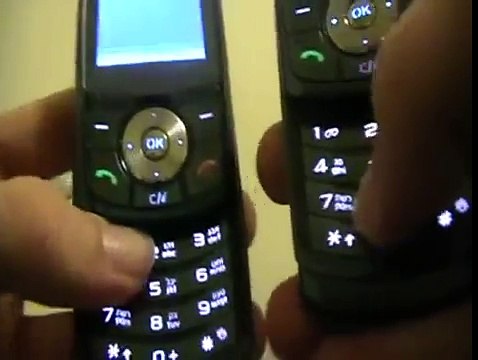 Il joue la musique I'm Yours de Jason Mraz avec deux claviers de téléphone portable