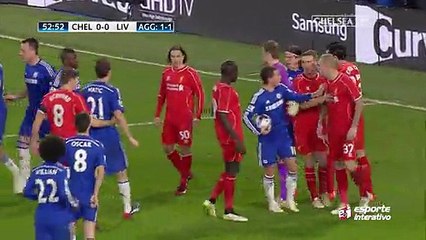 NERVOSO! Diego Costa conseguiu arrumar várias confusões na partida contra o Liverpool. Sobrou até para o Gerrard!