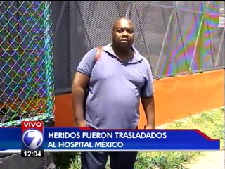 Dos mujeres heridas tras choque de vehículo contra parada de bus